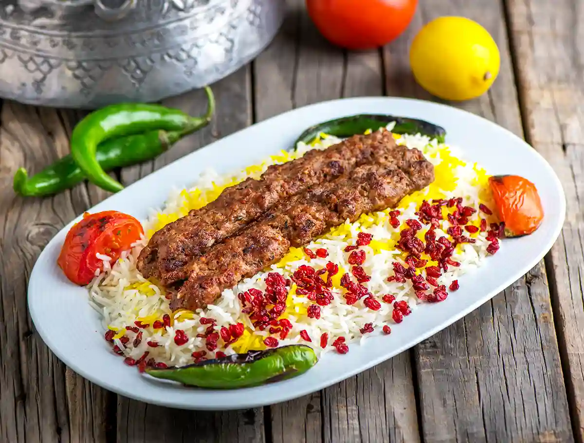 Plato iraní llamado chelow-kabab